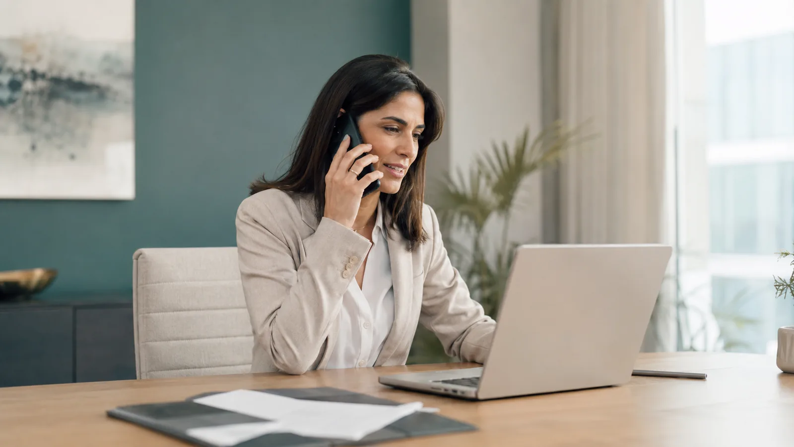Profesional coordinando procesos de ERP desde teléfono y computador