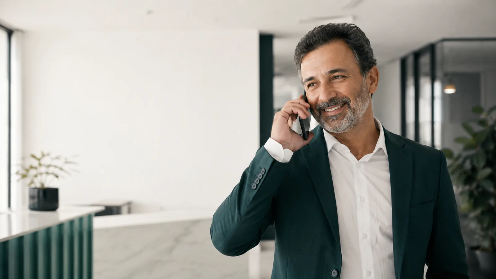 Profesional atendiendo una llamada dentro de una operación de Contact Center